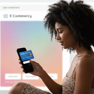 Personne utilisant une carte de crédit virtuelle sur un smartphone pour un paiement en ligne sécurisé